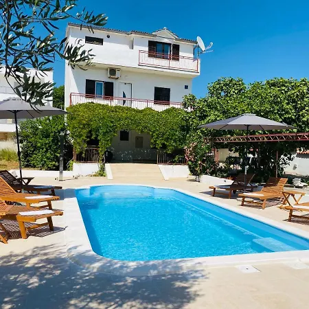 Marija-two With Shared Pool Just 100m From Appartement Pirovac