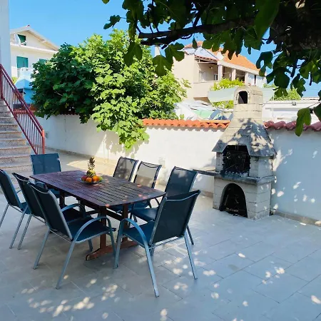 Marija-two With Shared Pool Just 100m From Appartement Pirovac